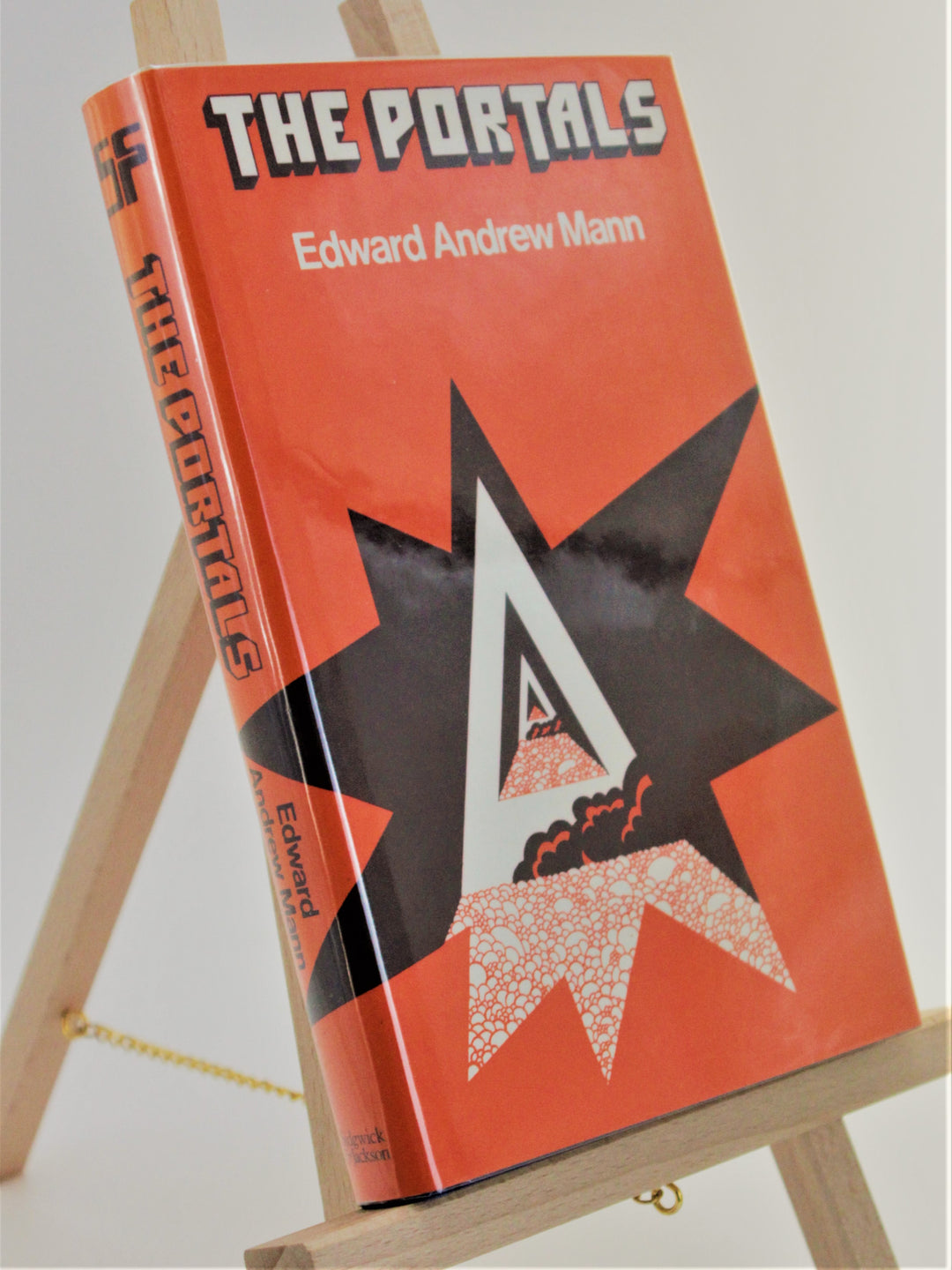 Mann, Edward Andrew - The Portals | front cover. Published by Sidgwick & Jackson in 1975. Hardcover.  Condition:  Near Fine/Near Fine +