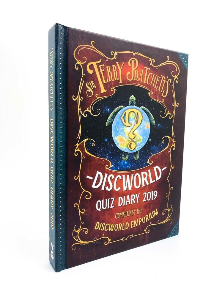 Pratchett, Terry - Sir Terry Pratchett's Discworld Quiz Diary 2019 | front cover. Published by Victor Gollancz Ltd in 2018. Hardcover.  Condition:  Fine/No Jacket ( as Issued )