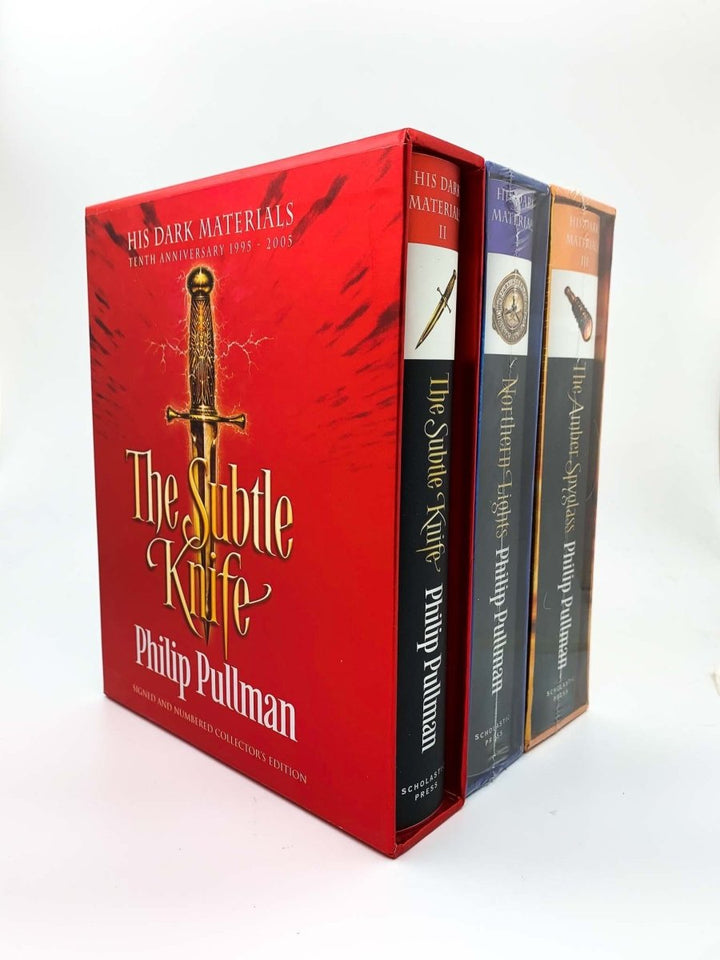 Pullman, Philip - His Dark Materials : Northern Lights, The Subtle Knife, The Amber Spyglass - Tenth anniversary SIGNED SLIPCASED Collector's Edition. - SIGNED | signature page